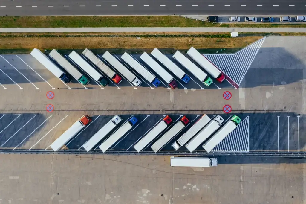 Colaboración en la logística de carga internacional: varios camiones compartiendo espacio de carga para reducir emisiones y costos.